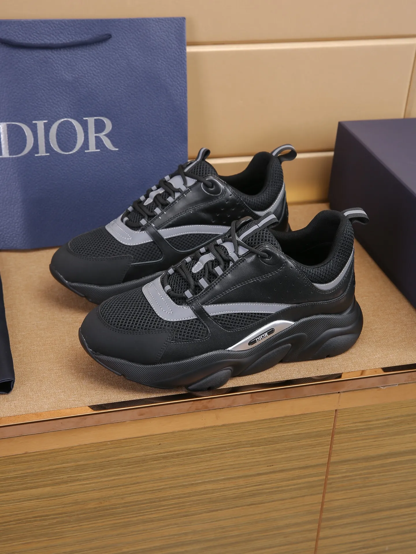 Factory price: 460💰Dior’s top version of D’s b22 men’s sports shoes. Inspired by retro running styles, the chunky low-top silhouette features gray calf leather and blue and white mesh fabric uppers, atop a black, white and blue engraved rubber sole. Nylon ribbon accents the blue mesh tongue and heel counter, and a "dio~" logo appears on the side. Pair it with a suit for a striking contrast and add a sportswear-chic edge to your look. The thick sole can be about 4cm~ Size: 38-45, [46, 47 customized]
